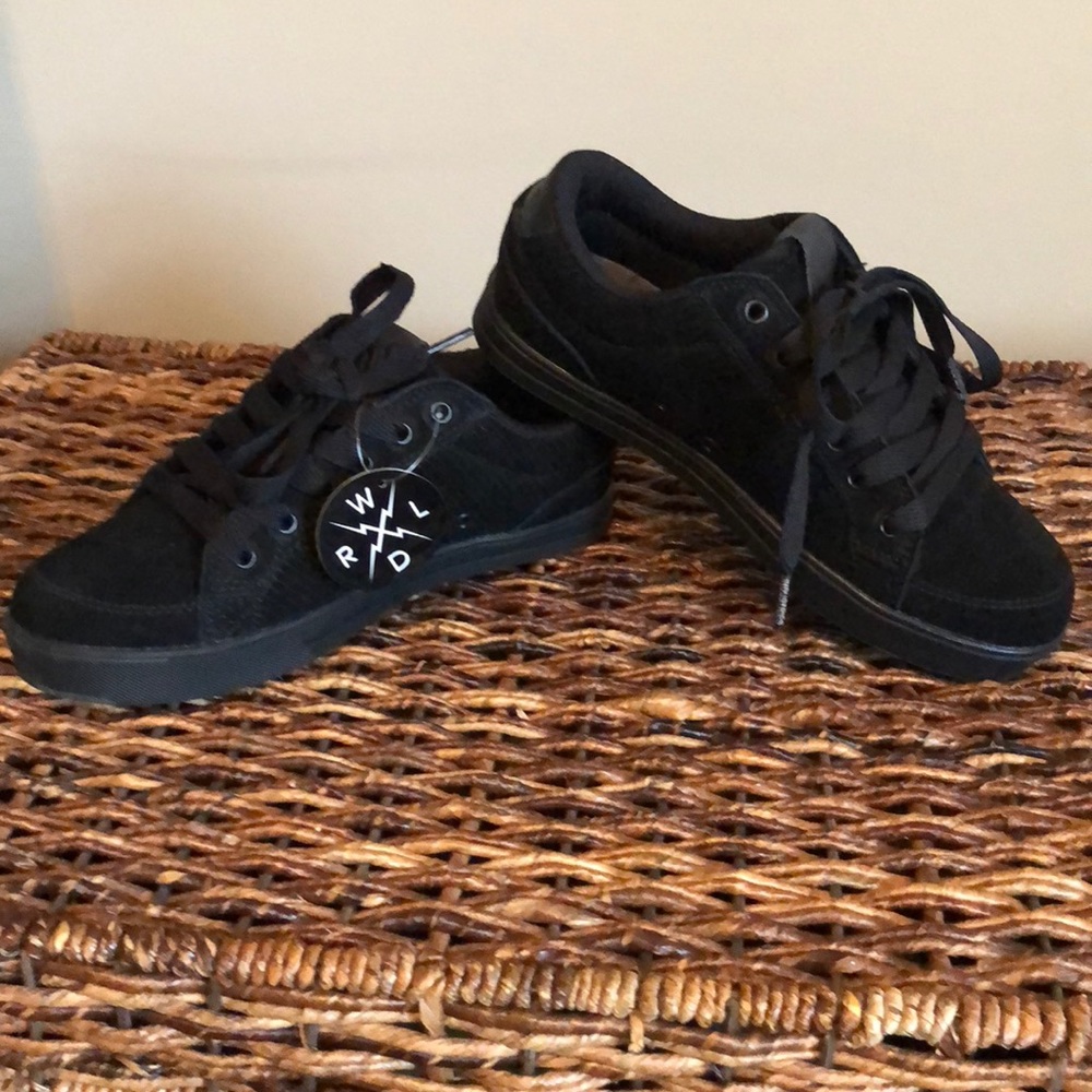 Boy’s Shoes Size 6
